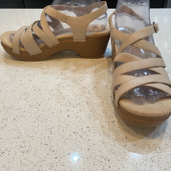 Dansko Size 39 EU 8.5-9  US Leather Strap Open Toe Beige Sandals - Picture 15 of 15